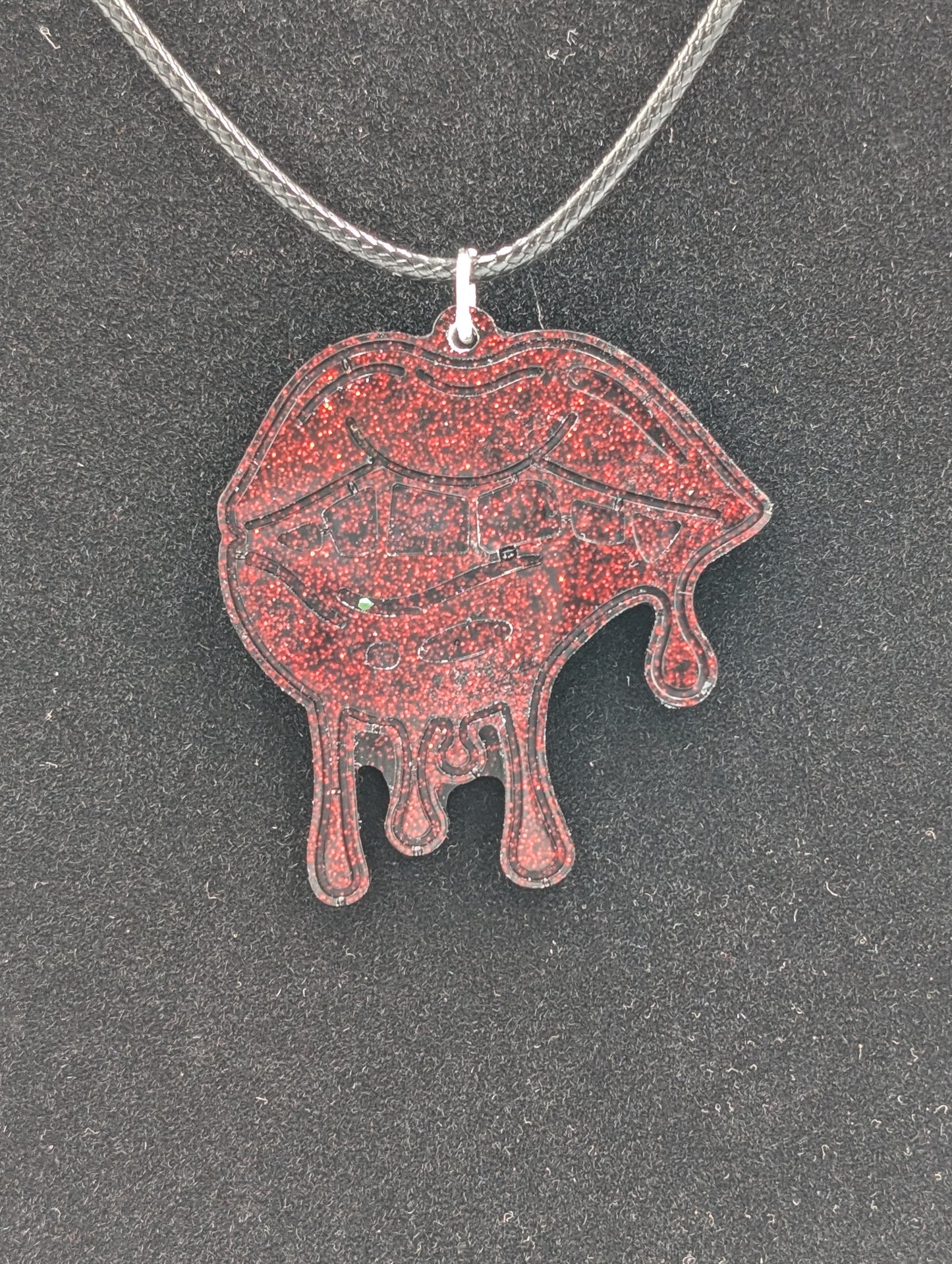 MELTING LIPS NECKLACE